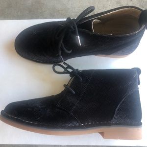 7.5 Hush Puppy velour booties